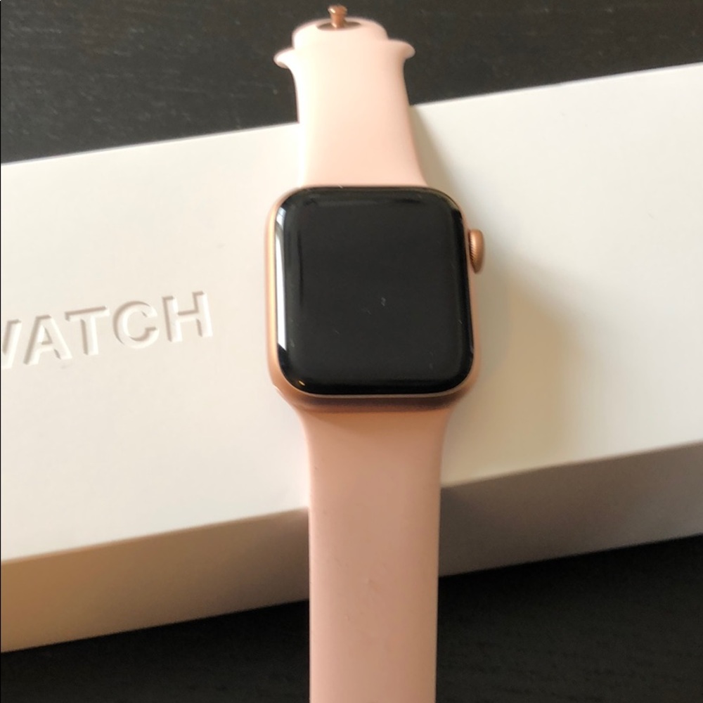 Apple Watch Series 4 40mm (chip in screen)